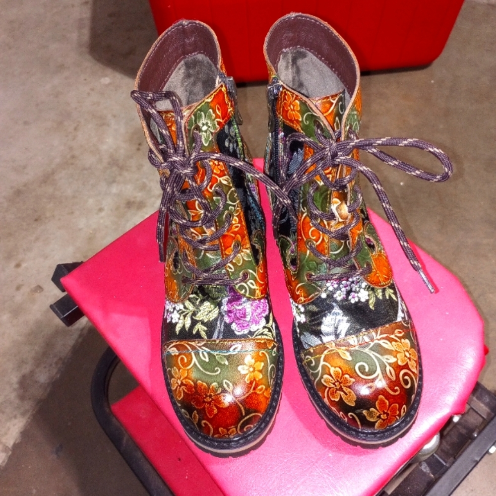 L'Artiste by Spring Step Fantastic Leather Lace up Women Booties Size 8